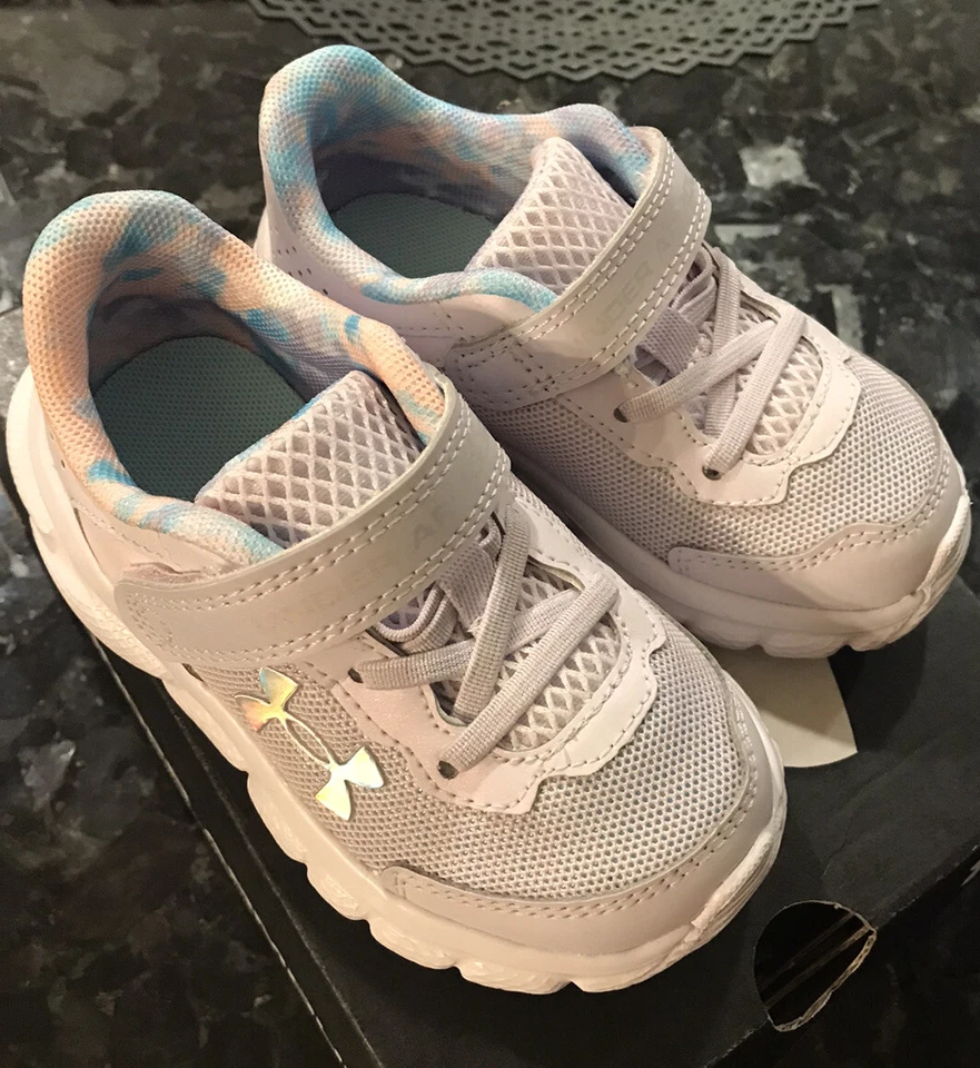 Under Armour GINF Assert 9 SKY Niñas Pequeñas Zapatos para Correr Talla 7K Nuevos en Caja Foto 4 de 4