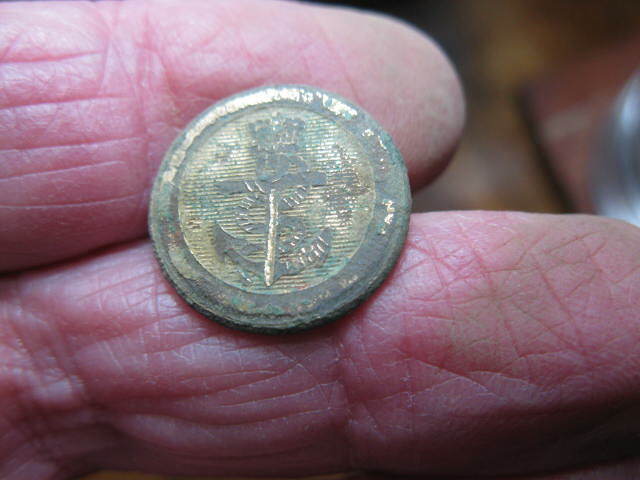 DETECTING FIND GOLD GILED ANCHOR MILITARY BUTTON 15MM NEEDS CLEAN