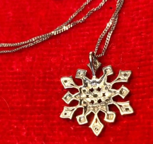 Copo de nieve vintage de plata de ley .925 con circonitas blancas de 1" de circunferencia y enlace de 16" Foto 2 de 4