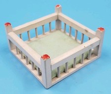 Laufstall Holz 30 er J. weiß Puppenstube Puppenhaus 9,5 x9,5 cm