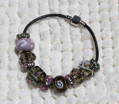 "Pulsera con cuentas de cuero negro rosas metales mezclados sin piedra ""Hecha a mano"" - Imagen 2 de 2