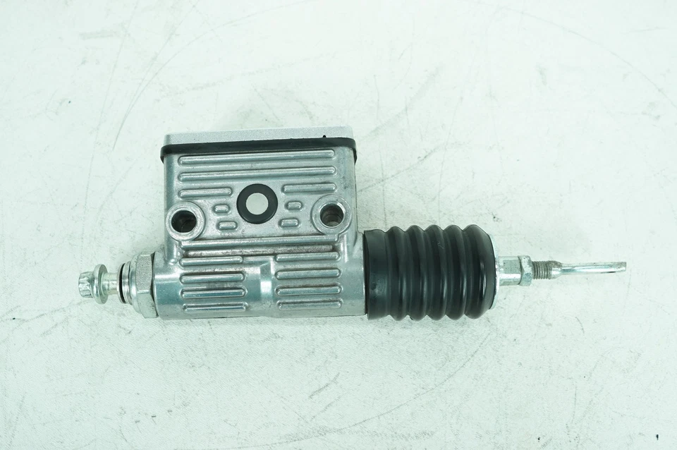 Harley Sportster XL883 2001 Hugger OEM depósito de cilindro maestro de freno trasero Foto 2 de 4