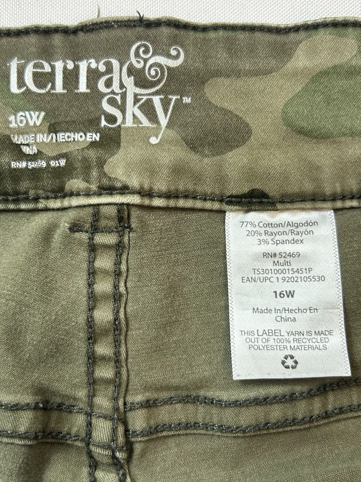 Terra & Sky Cargo Crop Pants Womens 16W Green Camo Cotton Rayon Stretch Utility - Image 3 of 4