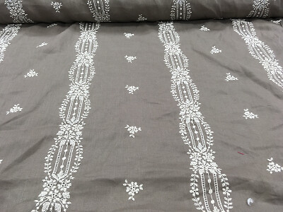 Tissu en lin lavé rebrodé taupe de haute couture pour rideaux raffinés au mètre