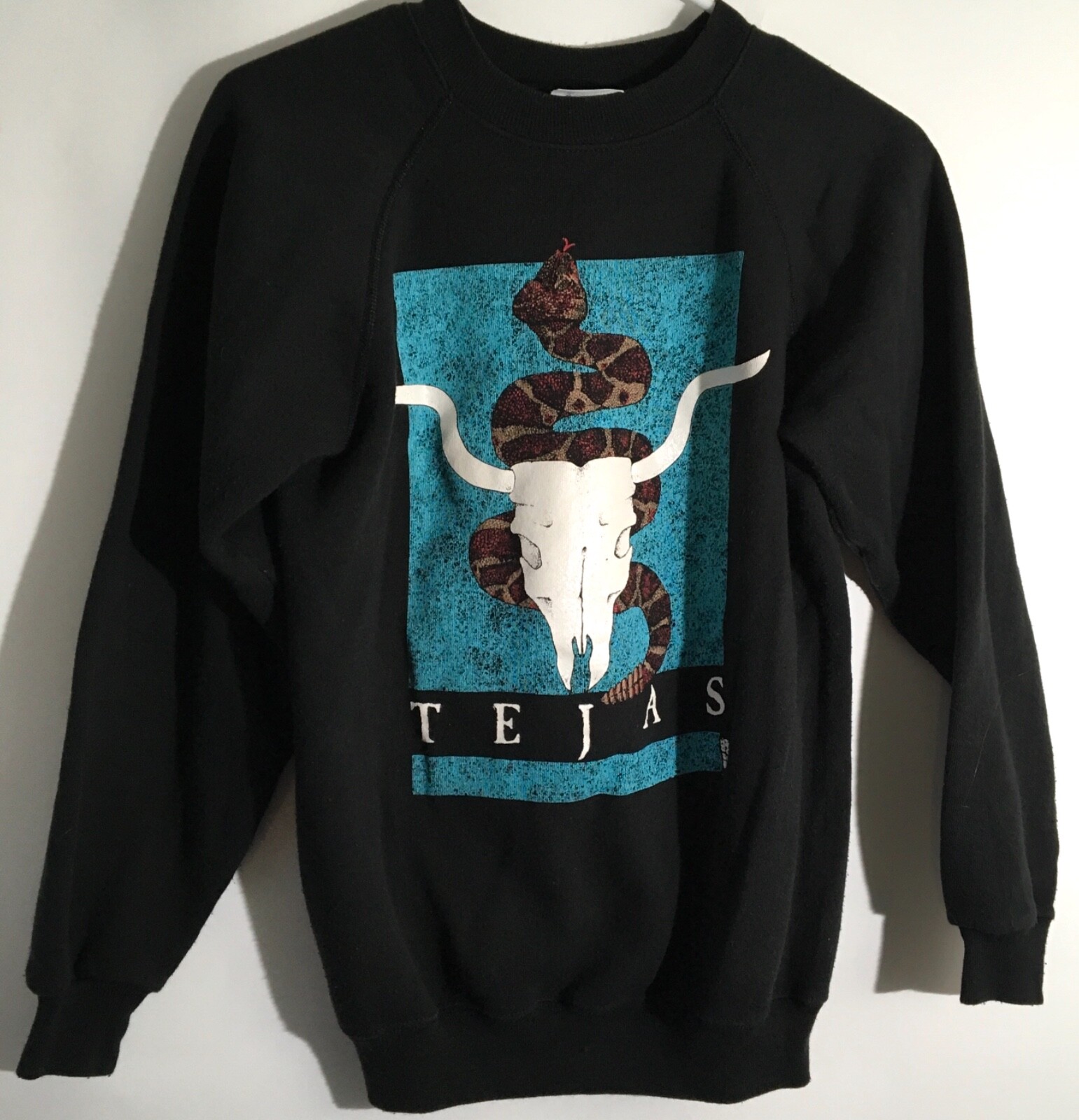 Sudadera De Colección Tejas Calavera y Serpiente Gráfica Talla Mediana Negra Cuello Redondo