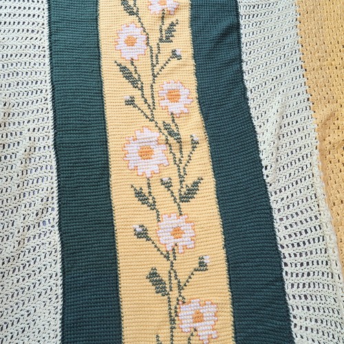 Vintage 70s yellow and green daisy floral stripe crochet knit blanket - Picture 2 of 2