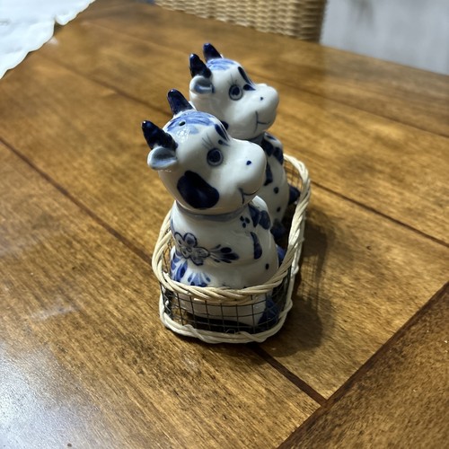 Delft Blue Happy Cow Salt & Pepper Shakers In A Basket Tray Vintage Cute! - Picture 3 of 6
