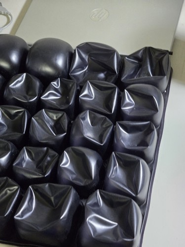 Cojín de aire para asiento de silla de ruedas de mosaico Permobil Roho 18X16 - Imagen 3 de 7