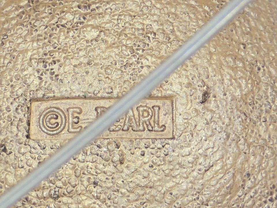 BROCHE SAPO SAPO OLHOS VIDRO PRETO VINTAGE DÉCADA DE 1990 ERWIN PEARL DESIGNER GOLDTONE - Imagem 2 de 4