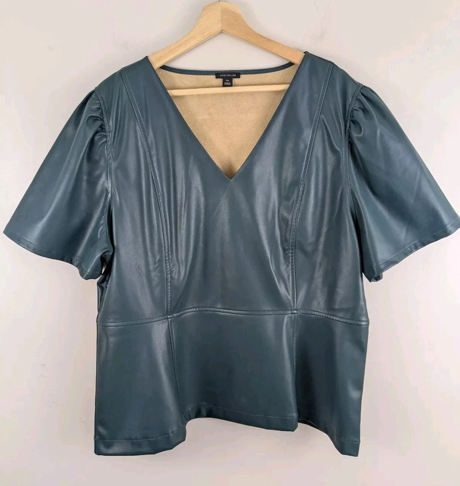 Топ Ann Taylor из искусственной кожи с коротким рукавом с v-образным вырезом XXL плюс зеленый эластичный праздничный - Изображение 2 из 4