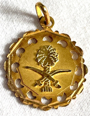 18K GOLD SAUDI ARABIAN CROSSED SWORDS PALM TREE CHARM PENDANT