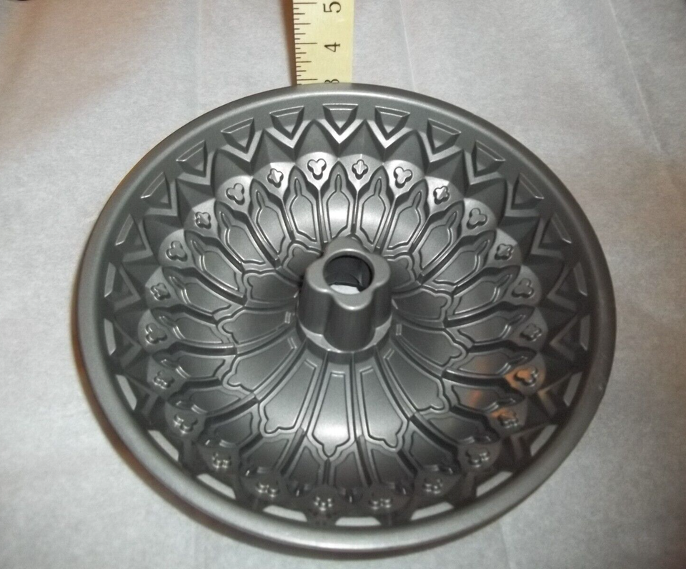 Williams Sonoma Nordic Ware Stained Glass Bundt Cake Pan 9 Cups Cooking
