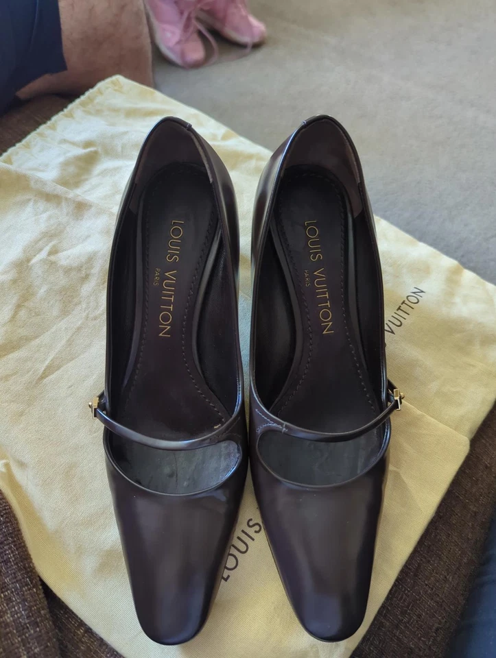 Zapatos de salón Louis Vuitton de cuero con correa detalles dorados 3 pulgadas tacones caja antipolvo BN Foto 2 de 4