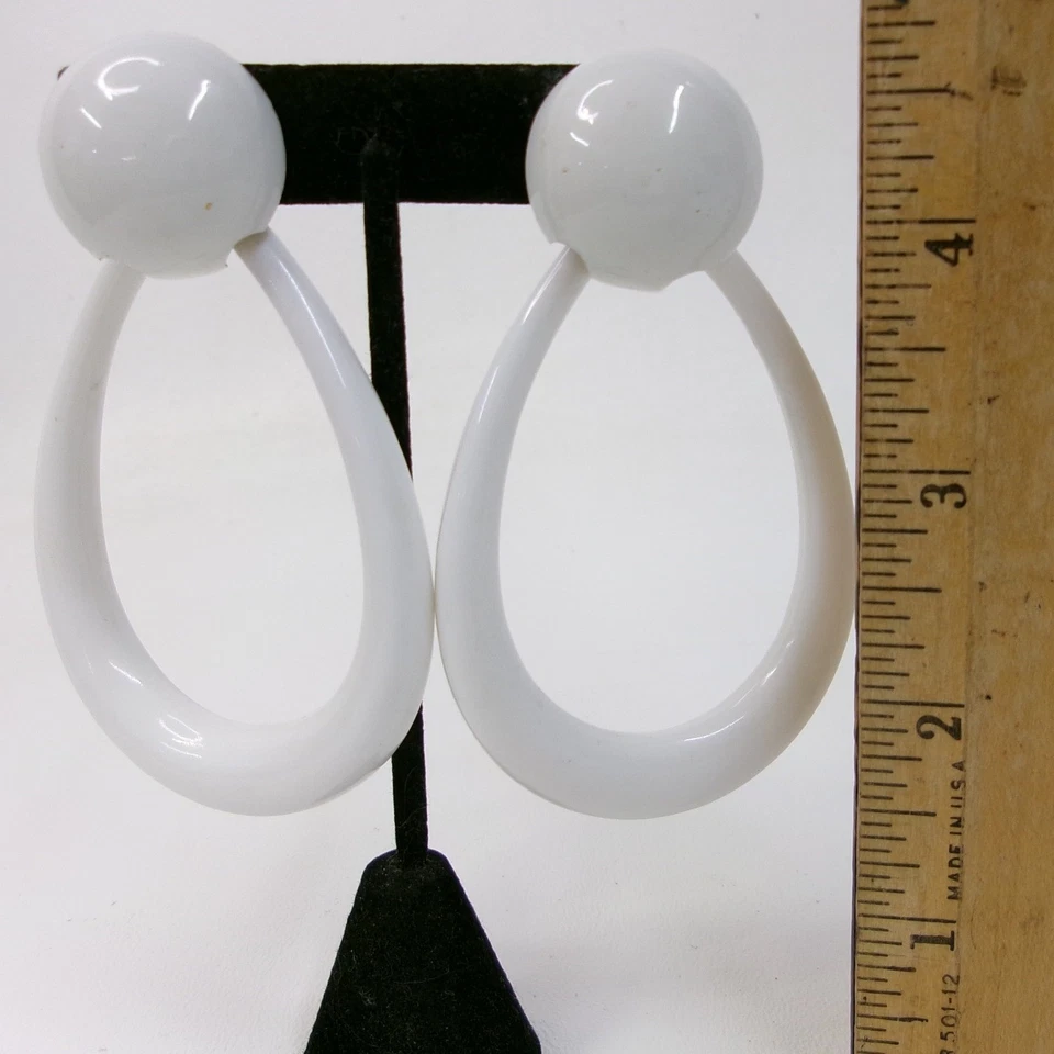 Pendientes de aro vintage Crown Trifari grandes esmaltados blancos Foto 2 de 4