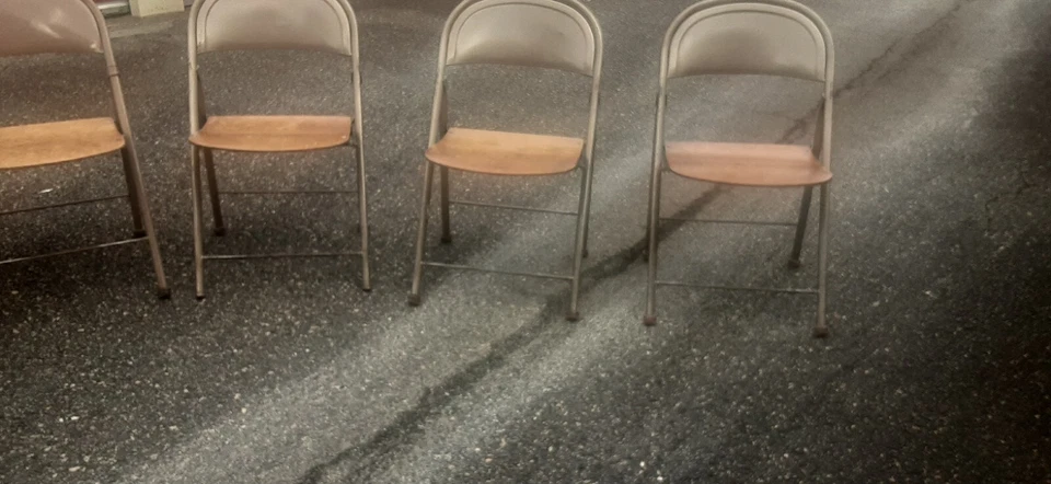 4 ASIENTOS DE TEATRO AMERICANOS MODERNOS DE MEDIADOS DE SIGLO SILLA PLEGABLE DE METAL/MADERA CONTRACHAPADA CURVA Foto 3 de 4