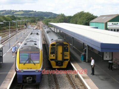 FOTO WHITLAND BAHNHOF ZWEI ZÜGE FAHREN IM BAHNHOF WHITLAND ANEINANDER VORBEI -