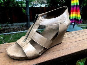 ladies tan wedges