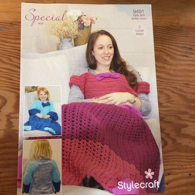 Stylecraft Aran Prinzessin Decke mit Ärmeln Häkelanleitung 4 Jahre-Erwachsene 9491