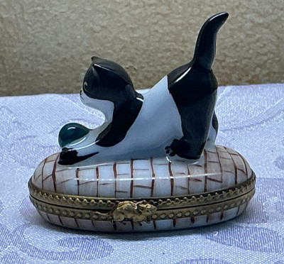 Limoges Peint Main Porcelain Cat Trinket Box w/ Metal Hinge