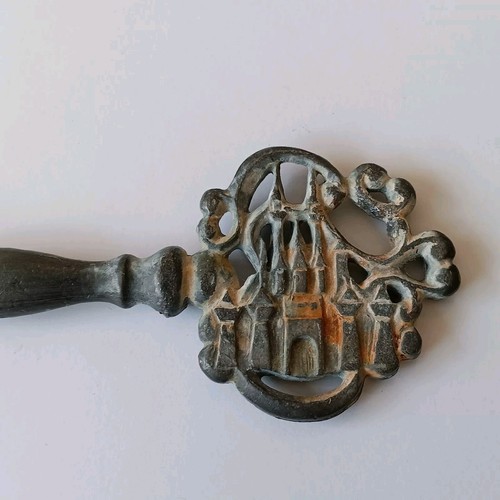 Vintage 1983 NEW FANTASYLAND Official Opening Key RARE Opening Day Collectible - Picture 6 of 10