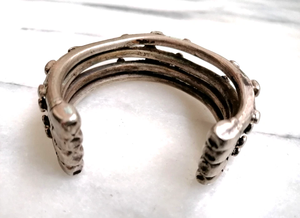 ANTICO SPETTACOLARE BRACCIALE ETNICO A FERRO DI CAVALLO BUGNATO, NUBIA, 1900. - Immagine 3 di 4