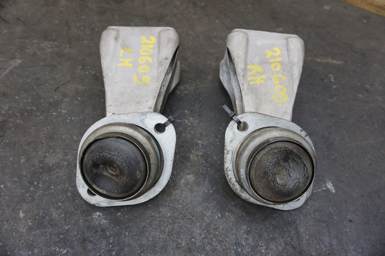 Set of 2 Left Right Engine Motor Mount Support Strut Bushing 195430 Ferrari 612