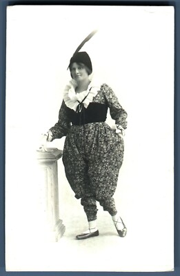 Vintage RPPC Postkarte Portrait einer Dame im Kostüm gefiederter Hut 