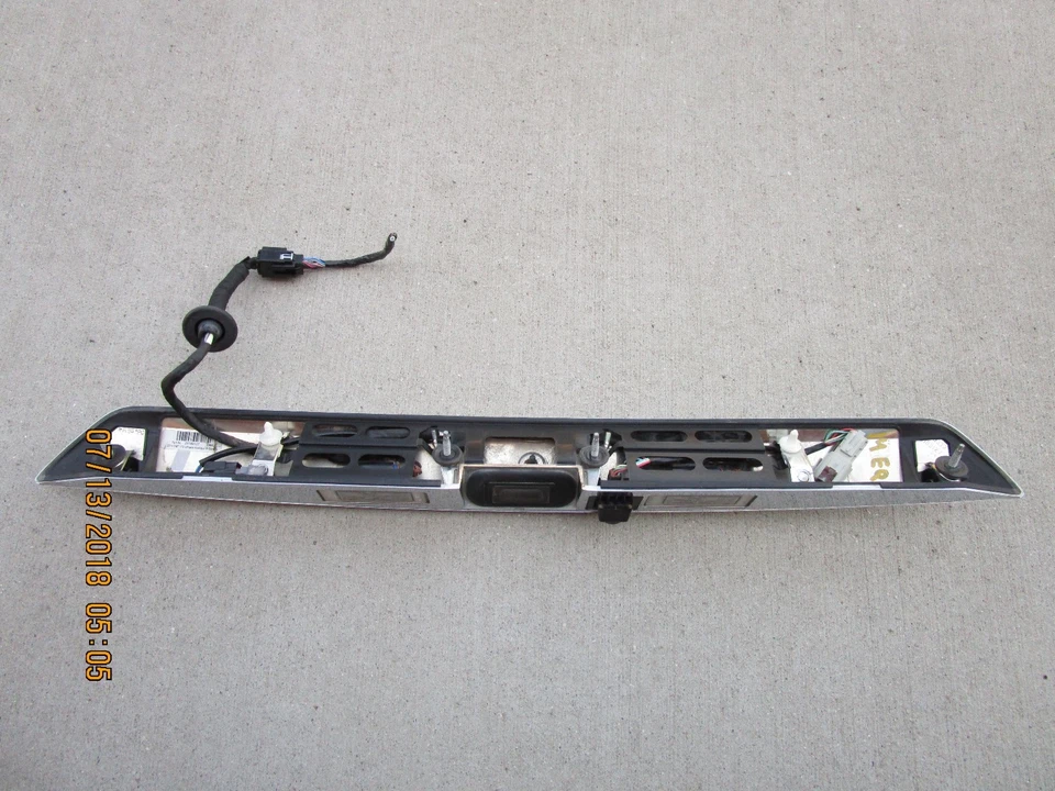 10 - 14 CHEVY EQUINOX LT LTZ TRUNK DOOR MOLDING EMBLEM BACK UP CAMERA 23188127 - Image 3 of 4