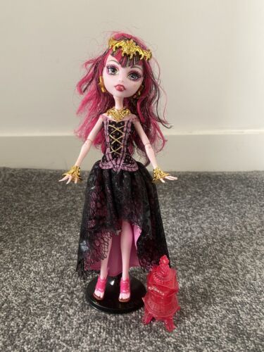 Complete Monster High 13 Wishes Draculaura Doll - Stand Not Included - 第 1/4 張圖片