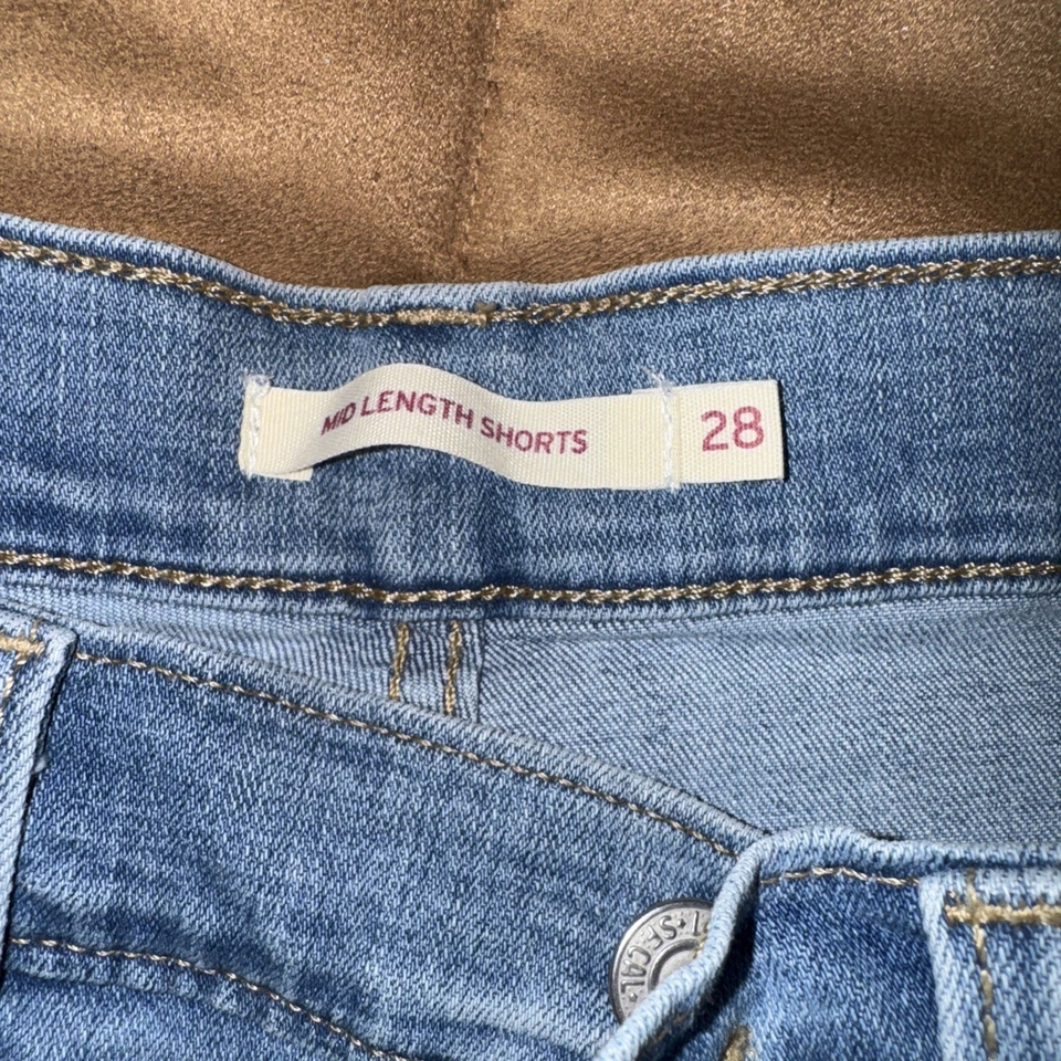 Pantalones cortos de mezclilla para mujer Levi's azules, talla 28, longitud media, de tiro medio, con puños Foto 2 de 4