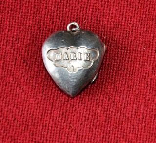 rare petit pendentif reliquaire argent XIXe relique cheveux ex voto Marie Jésus