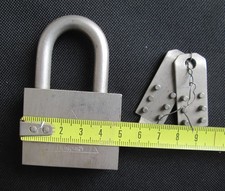 Ancien cadenas à système de clef rare en état  de fonctionnement