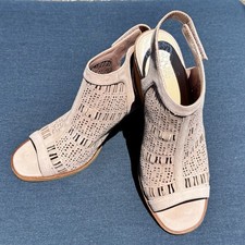 Women's Vince Camuto VC-KEANNIE  Sandal Size 8M Color Tipsy Taupe Suede Soft