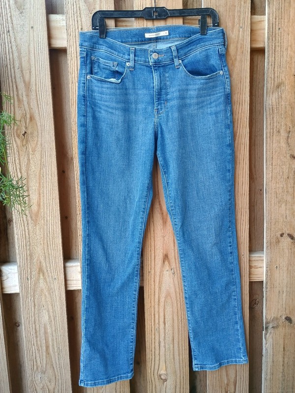 Levi’s Classic Straight Jeans Women’s Size 10 medium Wash Mid Rise Stretch Denim