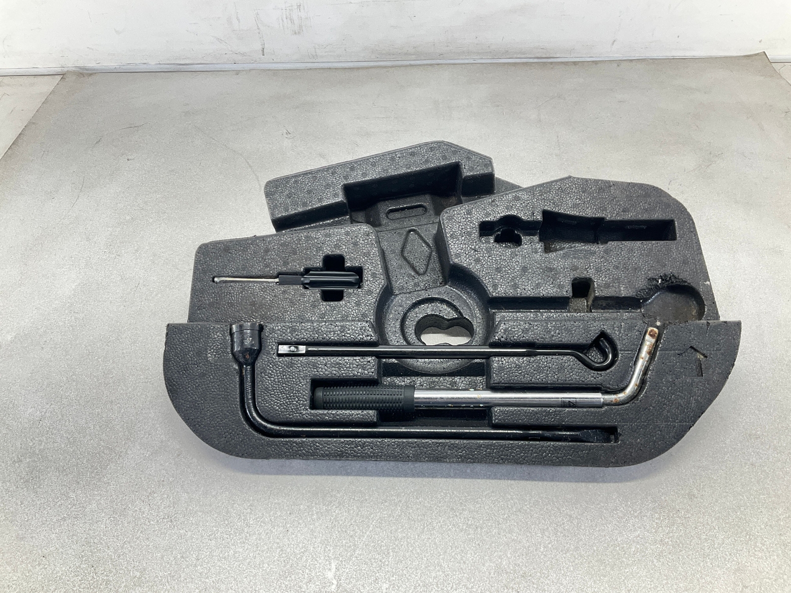 17-20 MASERATI Levante Spare Tire Lift Jack Tools W/ Foam Compartment Carrier CM