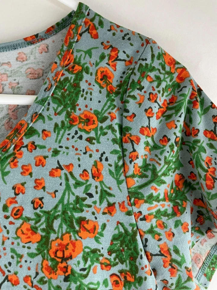 Camiseta LuLaRoe Para Mujer Talla Mediana Verde Roja Floral Manga Corta Cuello Redondo Camiseta Foto 3 de 4