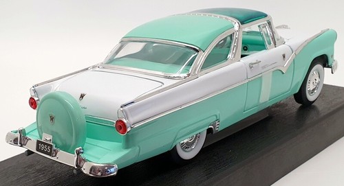 Road Signature 1/18 Scale 92138 - 1955 Ford Fairlane Crown Victoria - White/Grn - Picture 2 of 5