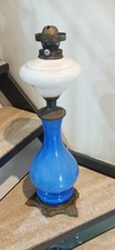 Antica lampada ad olio in vetro opalino bianco e blu