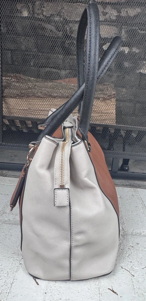 Bolso de Mano Guess Toe Marrón Blanco y Negro Bloque de Color Doble Asa Foto 4 de 4