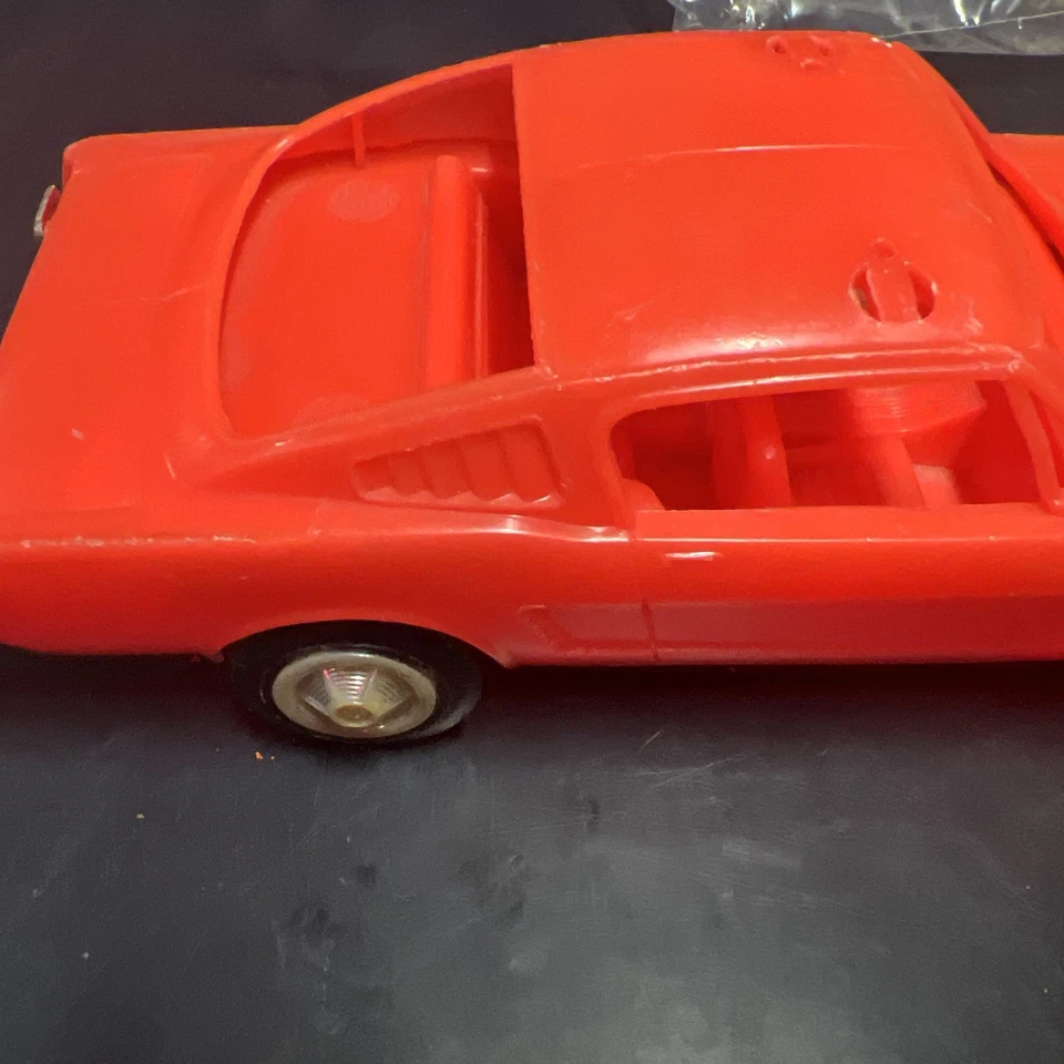 Coche de juguete rojo plástico vintage 1965/1966 jefe de bomberos Ford Mustang sin calcomanías Foto 3 de 4