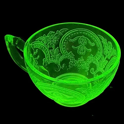 Indiana Glass Horseshoe Green Uranium Vaseline Depression Glass Cup