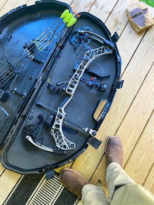 Mathews 29 in/70lb/ Barely used/Redline sight/bridge lock stabilizer&quiver/case