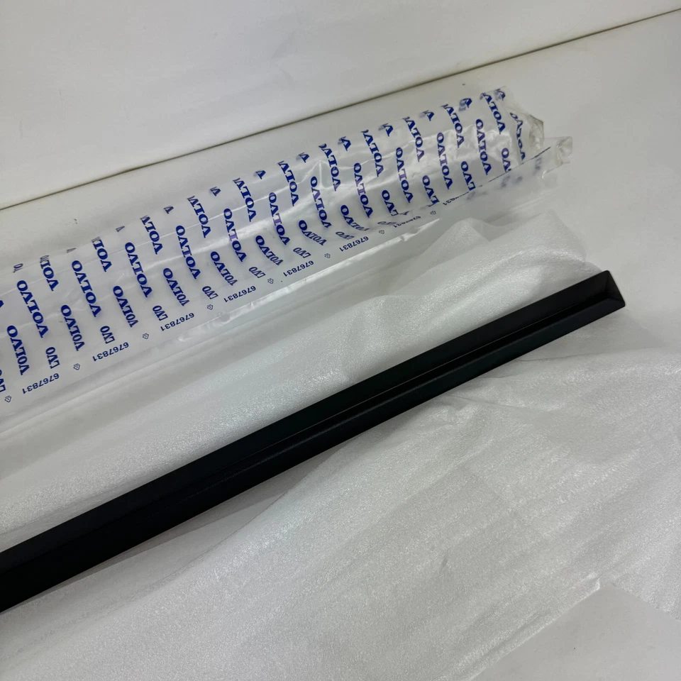 2017 - 2024 Volvo V90 Cross Country Front Left Side Door Molding Trim 31420387 - Image 4 of 4