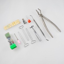 Alte Instrumente - Zahnarzt - Arzt - Zubehör - Zange - Bohrer - Skalpell Klingen