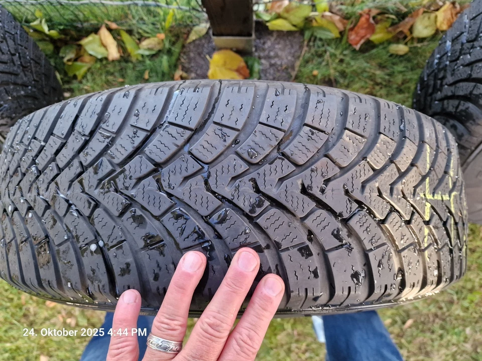 Winterreifen Jeep Renegade 215/65R16 auf Original gepflegten Alufelgen - Bild 3 von 4