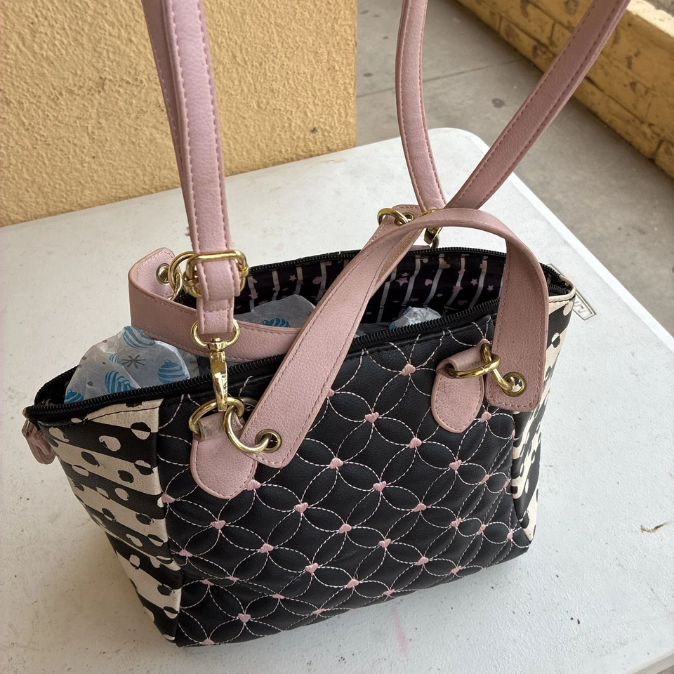 Cartera acolchada Betsey Johnson rosa negra con correas desmontables Foto 2 de 3