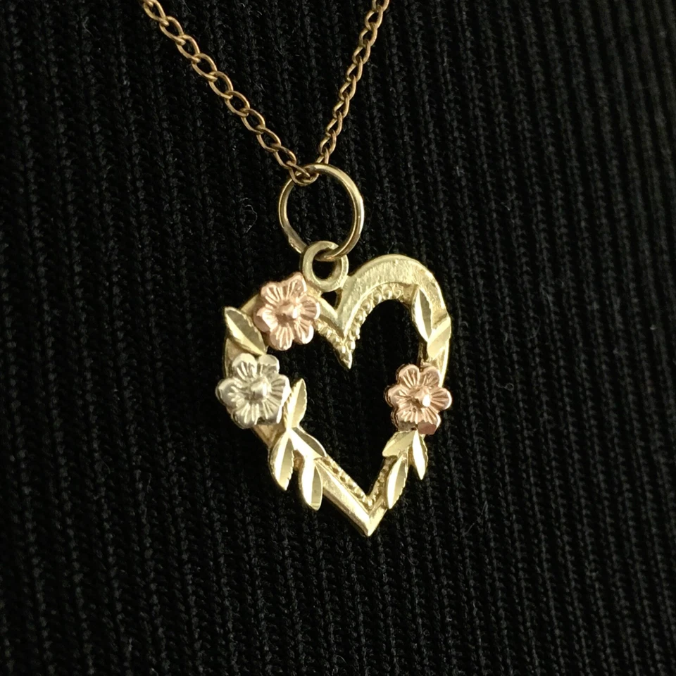 Colgante oro tricolor 14K - corazón abierto floral sobre cadena llena de oro 18" vintage Foto 2 de 4