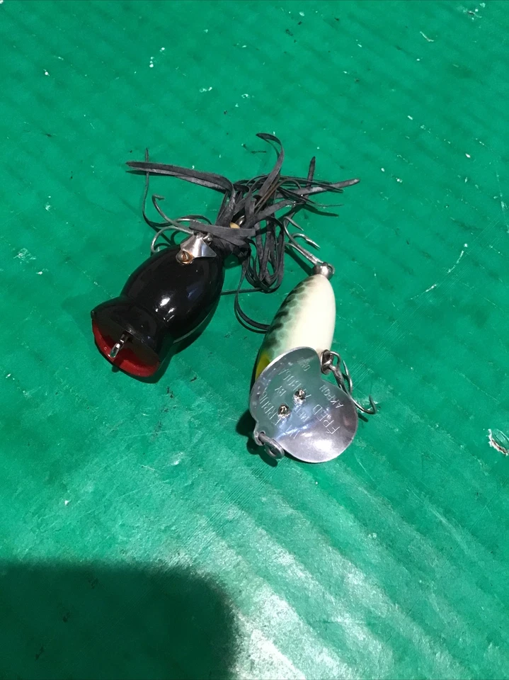 Lote de 2 Bajo Bebé Fred Arbogast JITTERBUG Vintage 1-3/4" y Hula Popper Negro Foto 4 de 4