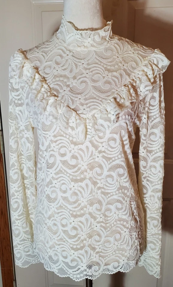 Top BKE Boutique Crema Manga Larga Encaje Con Volantes Frontal Talla XL Gótico, Medieval 