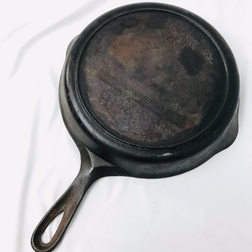 Vintage Griswold 754 No.7 Cast Iron Skillet with Heat Ring Sits Flat Made In USA - Picture 6 of 12